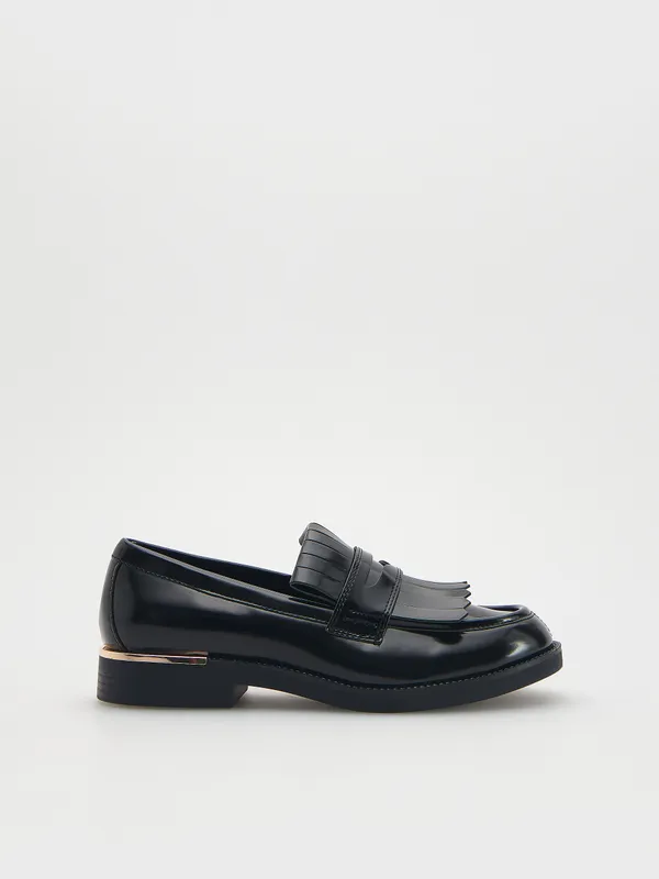 Buty typu loafersy wykonan z lakierowanej imitacji skóry. - czarny