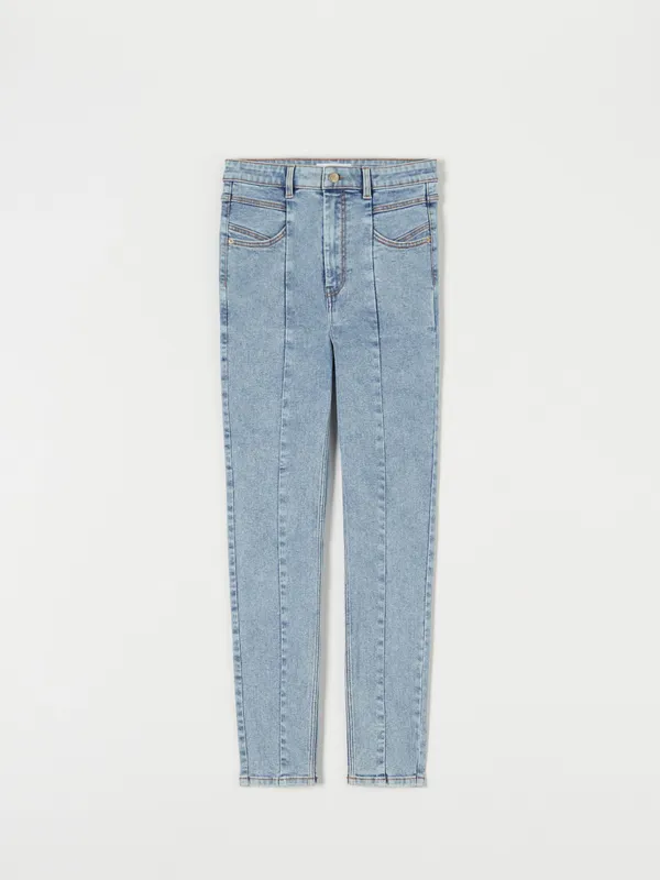 Wygodne jeansy skinny wykonane z miękkiej, elastycznej tkaniny. - niebieski
