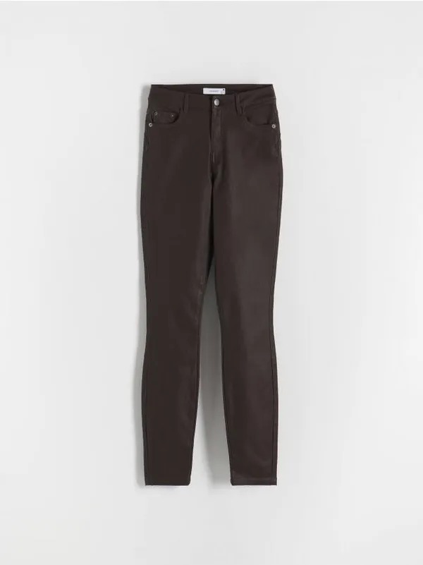 Spodnie o dopasowanym fasonie push up, wykonane z woskowanej tkaniny na bazie wiskozy. - ciemnobrązowy