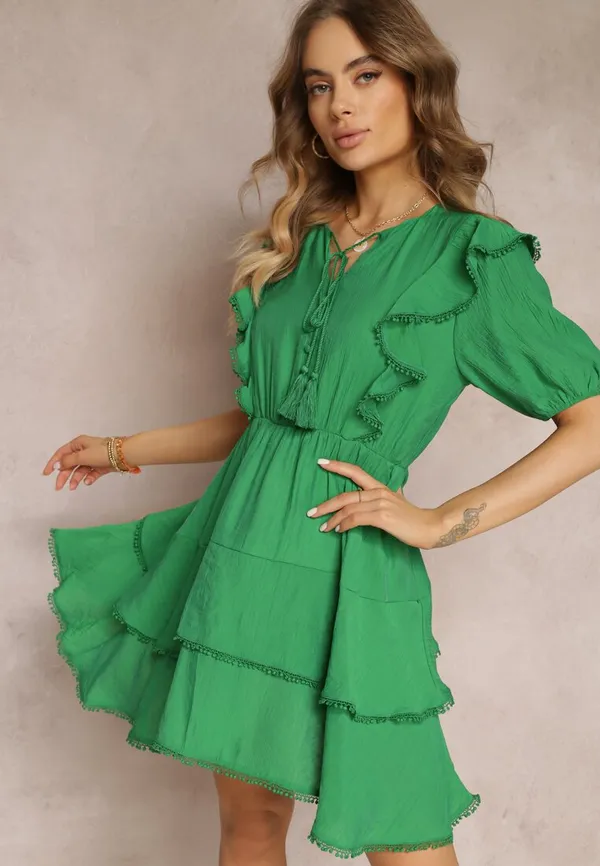 Zielona Sukienka Mini z Gumką w Pasie i Falbankami Makenza