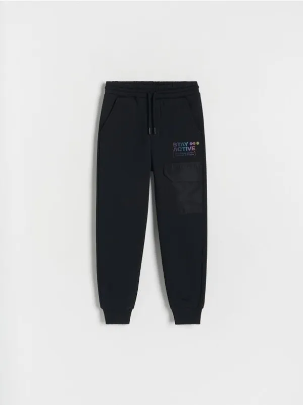 Spodnie typu jogger, wykonane z gładkiej tkaniny z bawełną. - czarny