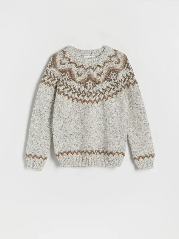 Gruby sweter o swobodnym fasonie, wykonany z miękkiej, żakardowej dzianiny. - jasnoszary