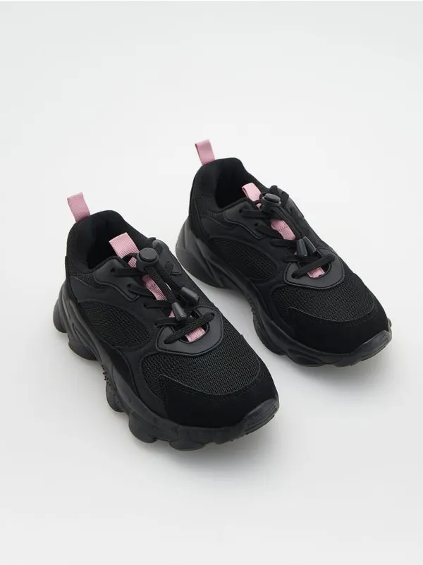 Lekkie buty w sportowym stylu, wykonane z łączonych materiałów. - czarny