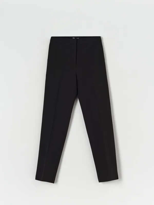Eleganckie spodnie z kantem uszyte z szybkoschnącego materiału z domieszką elastycznych włókien. - czarny