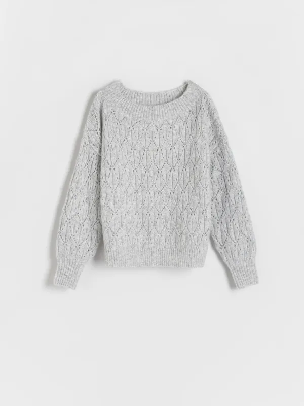 Sweter o swobodnym fasonie, wykonany z dzianiny z domieszką wełny i metalizowaną nicią. - jasnoszary