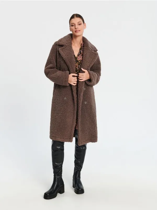 Dwurzędowy płaszcz teddy w kolorze brązowym. - brązowy