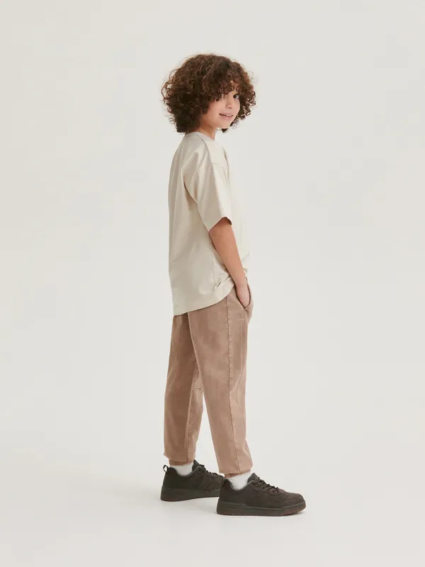 Dresowe spodnie typu jogger, wykonane z przyjemnej w dotyku, bawełnianej dzianiny. - beżowy