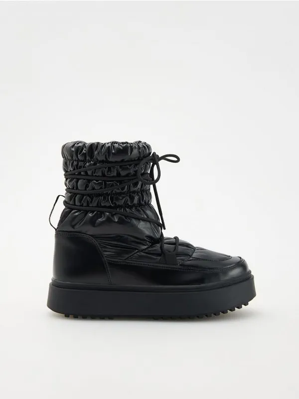 Buty typu śniegowce, wykonane z łączonych materiałów. - czarny