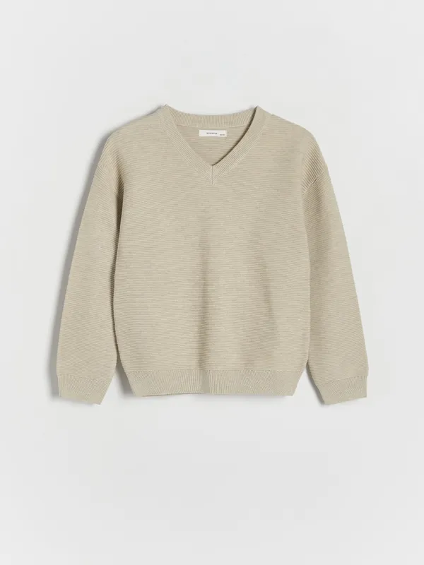 Sweter o klasycznym fasonie, wykonany ze strukturalnej dzianiny z bawełną. - beżowy
