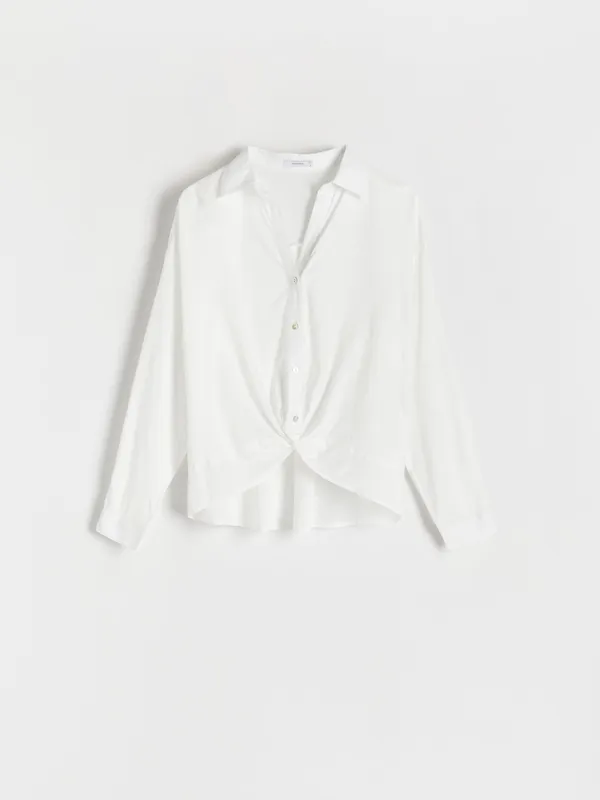 Koszula o swpbodnym kroju, wykonana z gładkiej tkaniny z wiskozą i lnem. - złamana biel