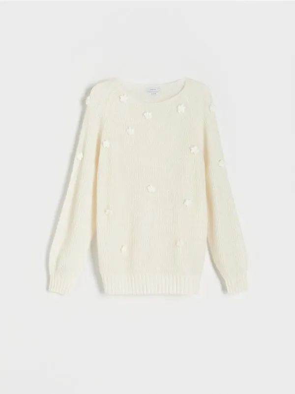 Sweter o luźnym fasonie, wykonany z przyjemnej, połyskującej dzianiny z alpaką i wełną. - biały