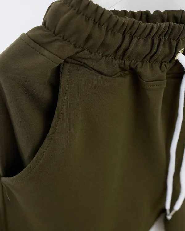 Ciemnozielone damskie spodnie dresowe z kolorową naszywką - Odzież - Ciemnozielony || Zielony
