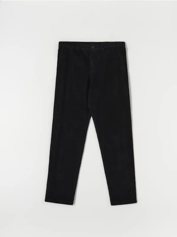 Wygodne spodnie sztruksowe wykonane z bawełny z domieszką elastycznych włókien. - czarny