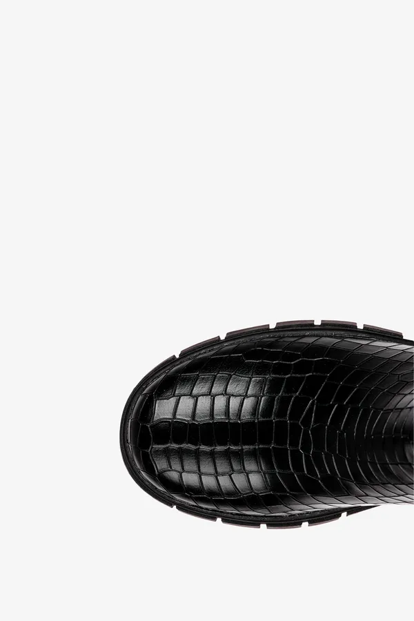 Czarne botki na platformie damskie z gumkami po bokach wzór wężowy casu er22wx4-b