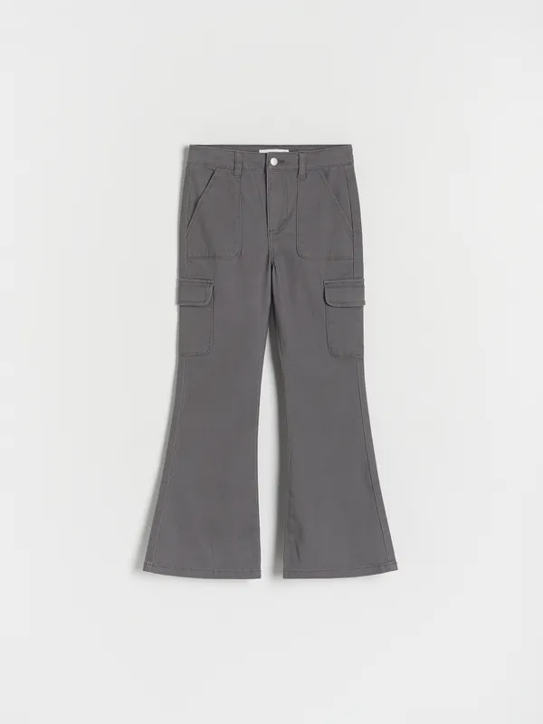 Spodnie typu flare, wykonane z bawełnianej tkaniny z dodatkiem elastycznych włókien. - ciemnoszary