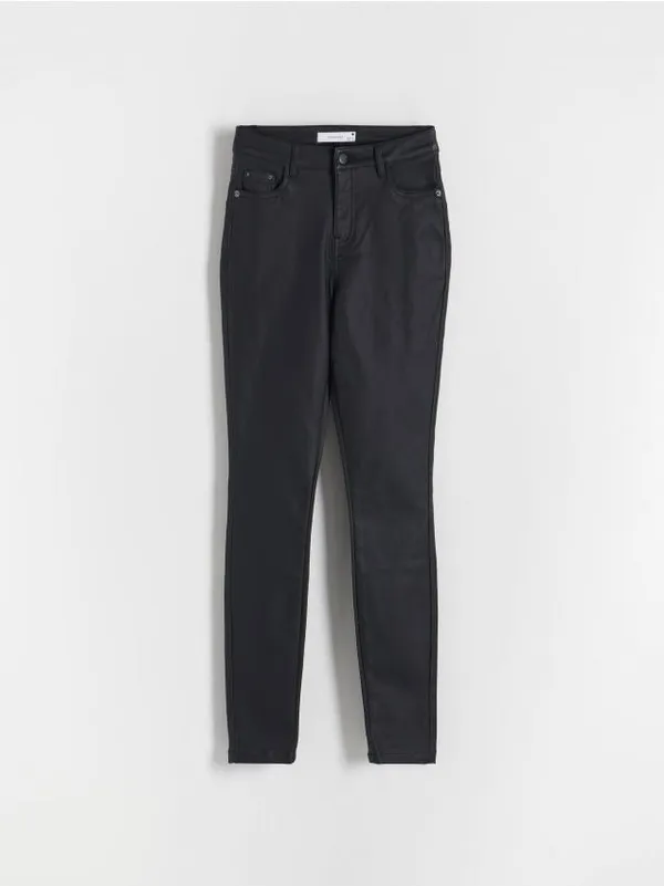 Spodnie o dopasowanym fasonie push up, wykonane z woskowanej tkaniny na bazie wiskozy. - czarny