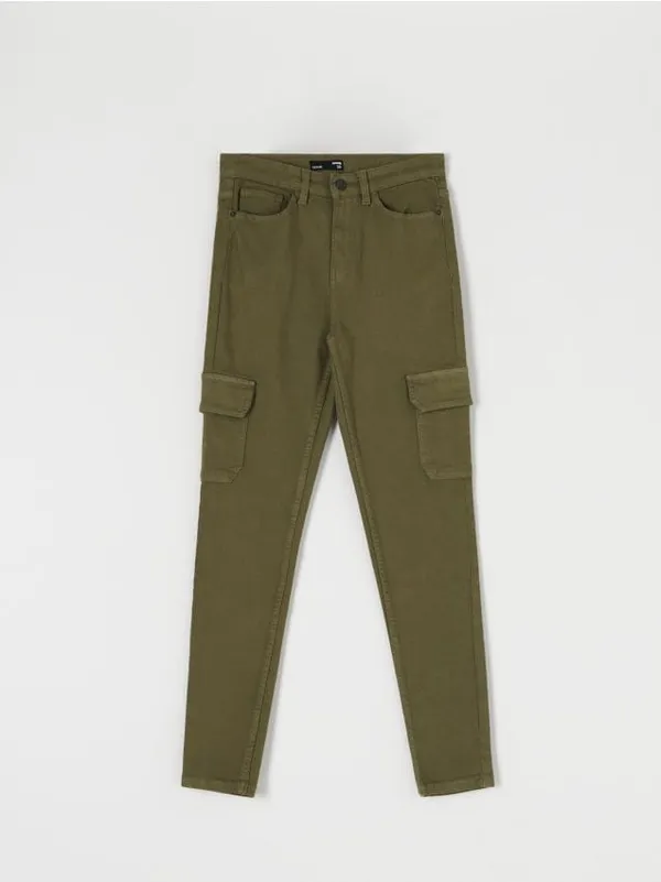 Spodnie jeansowe o dopasowanym kroju z kieszeniami cargo, uszyte z bawełny z domieszką elastycznych włókien. - zielony