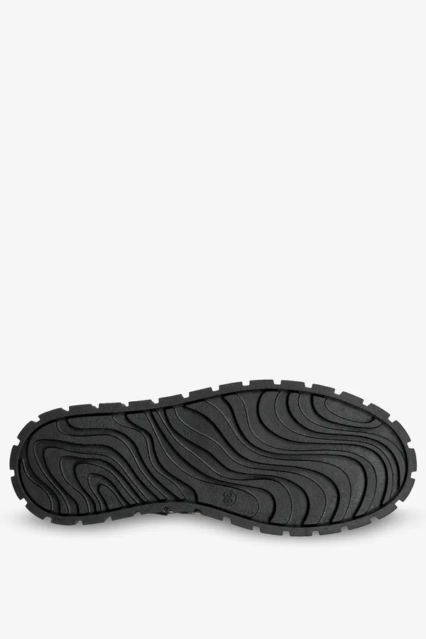 Czarne sneakersy skórzane damskie na platformie sznurowane wzór wężowy produkt polski casu ds-740