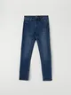 Spodnie jeansowe o kroju slim, wykonane z bawełnianej tkaniny z dodatkiem elastycznych włókien. - granatowy