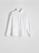 Koszula o swobodnym kroju, wykonana ze strukturalnej tkaniny. - biały
