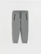 Dresowe spodnie typu jogger, wykonane z przyjemnej w dotyku dzianiny z bawełną. - ciemnoszary