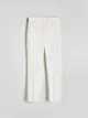 Spodnie typu cygaretki, uszyte z tkaniny z dodatkiem bawełny. - biały