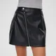 Czarna spódnica mini z imitacji skóry - Czarny