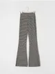 Wzorzyste spodnie o kroju flare wykonane z materiału zawierającego naturalne włókna. - wielobarwny