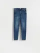 Jeansy o dopasowanym fasonie, wykonane z bawełny z domieszką elastycznych włókien. - granatowy