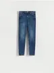 Jeansy o dopasowanym fasonie, wykonane z bawełny z domieszką elastycznych włókien. - granatowy