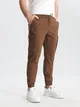 Wygodne spodnie jogger cargo wykonane z bawełnianej tkaniny z dodatkiem elastycznych włókien. - brązowy