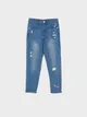 Bawełniane jeansy z domieszką elastycznych włokien. Ozdobione drobnymi haftami i przetarciami. - niebieski