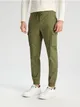 Wygodne spodnie jogger cargo wykonane z bawełnianej tkaniny z dodatkiem elastycznych włókien. - zielony