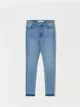 Spodnie jeansowe o kroju skinny, uszyte z bawełny z dodatkiem elastycznych włókien. - niebieski