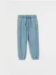 Dresowe spodnie typu jogger, wykonane z przyjemnej w dotyku, bawełnianej dzianiny. - niebieski