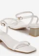 Białe Sandały z Cienkimi Paseczkami na Metalicznym Słupku Misan