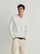 Sweter o prostym kroju, wykonany z bawełnianej dzianiny. - biały