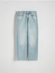 Jeansy o prostym fasonie, wykonane z bawełnianej tkaniny z dodatkiem elastycznych włókien. - niebieski