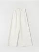 Białe spodnie jeansowe o kroju wide leg uszyte z bawełny. - kremowy