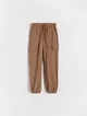 Spodnie typu parachute o regularnym kroju, wykonane z łączonych materiałów. - brązowy
