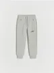 Dresowe spodnie typu jogger, wykonane z bawełnianej dzianiny typu pique. - jasnoszary