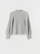 Sweter o prostym kroju, wykonany z miękkiej dzianiny. - srebrny