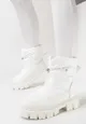 Białe Pikowane Śniegowce na Grubej Podeszwie ze Ściągaczem Orbica