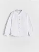 Koszula o regularnym fasonie, wykonana z bawełnianej tkaniny. - biały