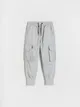 Spodnie typu jogger, wykonane z gładkiej tkaniny z bawełną. - jasnoszary