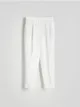 Spodnie o dopasowanym fasonie, wykonane z tkaniny z dodatkiem wiskozy. - biały