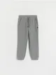 Dresowe spodnie typu jogger, wykonane z miękkiej dzianiny z bawełną. - ciemnoszary