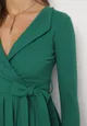 Zielona Midi Sukienka z Plisowanym Dołem i Kopertowym Dekoltem z Materiałowym Paskiem Obebba
