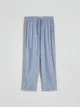 Spodnie piżamowe o swobodnym kroju, wykonane z wiskozy. - jasnoniebieski