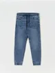 Jeansy o kroju jogger fit, wykonane z bawełny z dodatkiem elastycznych włókien. - niebieski